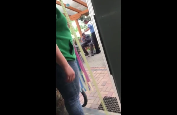 Polis restoranı tərk etməyən dilənçini “kəllələdi”