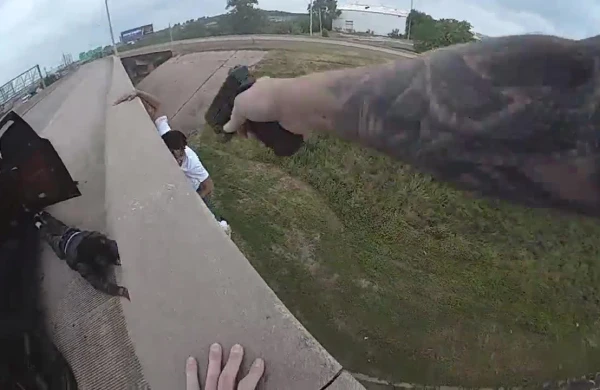 Dəhşətli görüntü: Polis cinayətkarı körpüdən belə vurub saldı