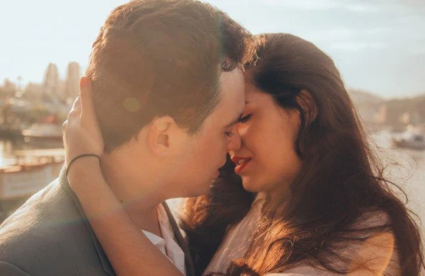 Gənc qız sevgilisi ilə öpüşəndən dərhal sonra öldü - ƏCAİB SƏBƏB