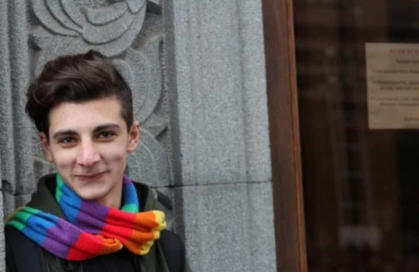 Ermənistanda biabırçılıq:Əsgərliyə çağrılan gənc gey çıxdı,komissar otaqda görün onun başına nə oyun açdı