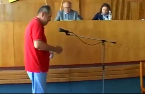 Dəhşətli görüntü: Özünü məmurların gözü qarşısında iclasda yandırdı