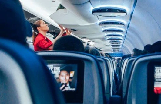 Azərbaycanlı müğənni təyyarədə stüardessa ilə cinsi əlaqədə oldu - ŞOK OLAY