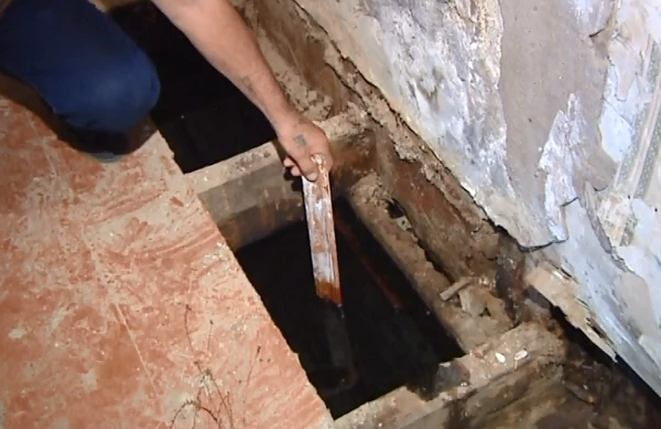 Bakıda vətəndaşın evindən neft çıxıb - VİDEO