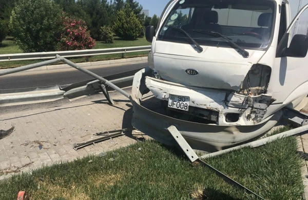 Bakıda dəhşətli qəza: Avtomobilin qarşısı kəsildi