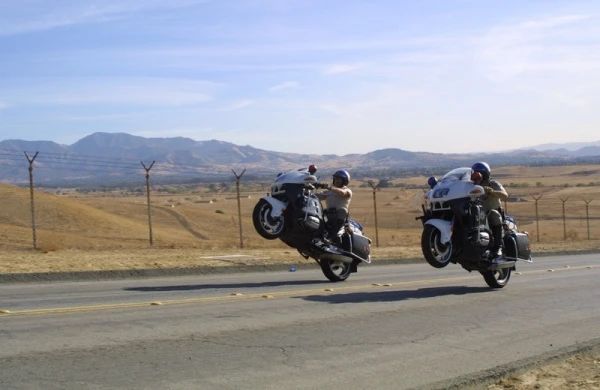 Dəhşətli görüntü: Yol polisi motosikletdən yıxıldı,ayağı topuqdan üzüldü