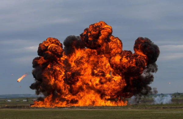 SON DƏQİQƏ!Qazaxıstanda silah anbarı partladı