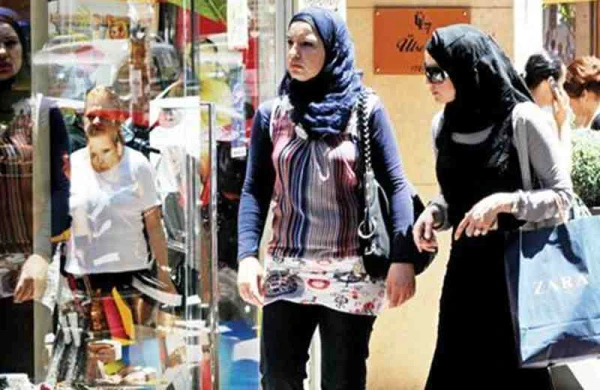 Dəhşətli görüntü:Ərəb  qadın spreyi satıcının gözünə töküb, qızılları oğurlamaq istədi