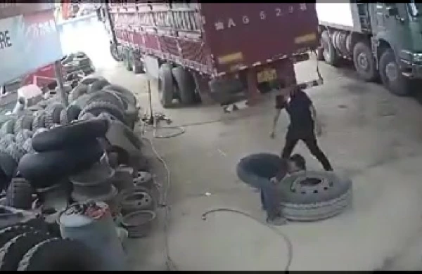 Dəhşətli görüntü: Partlayan təkər ustanı yerə belə çırpdı