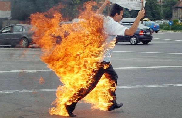 Uşağı qıc olan ata üzərinə benzin tökərək özünü yandırı - Azərbaycanda ŞOK HADİSƏ