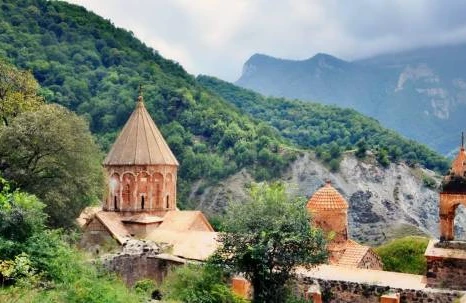 Rus şair Kəlbəcərdəki məşhur məbədi  erməni kilsəsi kimi təqdim edən yeni film hazırladı-