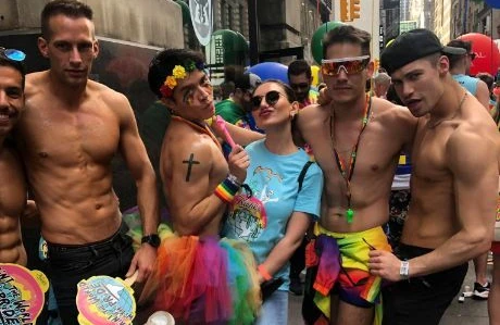 Azərbaycanlı aparıcı gey paradda - FOTOLAR