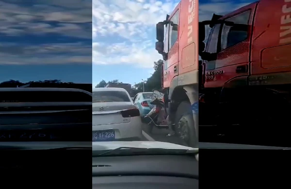 Dəhşətli kadrlar: Yük maşını qadının olduğu motosikletin üzərindən keçdi