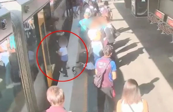 Dəhşətli anlar:Azyaşlı uşaq qatarın altına düşdü