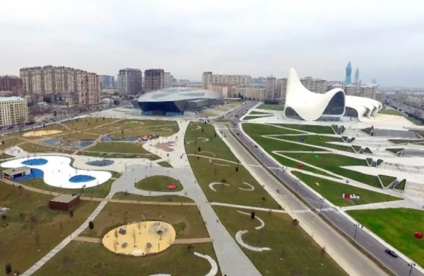 Bakının bu parkında tum çırtlamaq, skeytbord və velosiped sürmək qadağandır