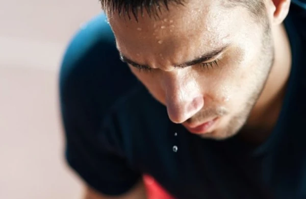 Çox tərləyən adamlarda bu xəstəliklər var - DİQQƏT!