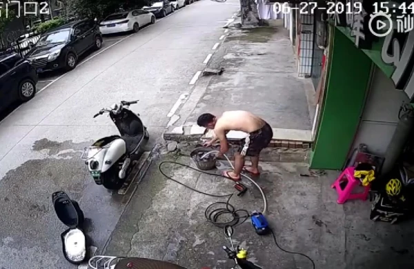 Dəhşətli görüntü: Ehtiyatsızlıqdan toka toxundu, faciə yaşadı