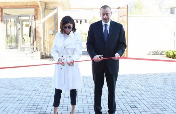 İlham Əliyev və birinci xanım məcburi köçkünlər üçün salınan yaşayış kompleksinin açılışında