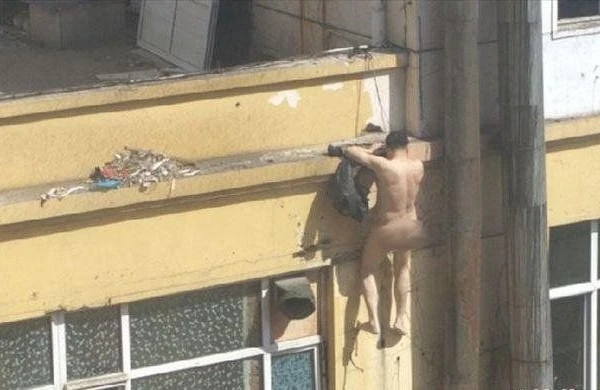 Əri işdə olan qadın fəhləni intim münasibət üçün evə çağırdı -Görün nələr oldu