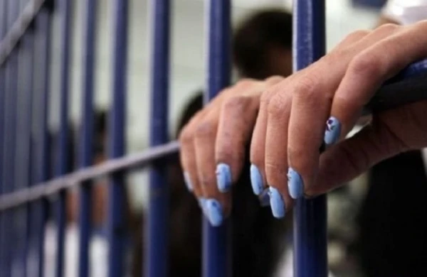 Bakıda ana həbsdə olan oğluna heroin keçirərkən tutulub