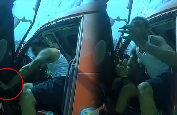 Dəhşətli kadrlar: Sürücü ona cərimə yazan polisin boynuna dəmiri soxdu