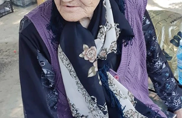 Yaşlı qadını xəstəxanadan çıxarıb küçəyə atdılar – Foto