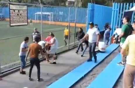 Futbolda kütləvi dava düşdü:Oyun dayandı