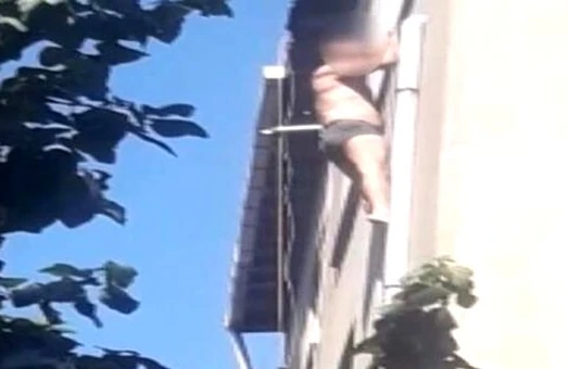 İntim münasibət üçün girdiyi evdən lüt şəkildə balkona atıldı - ŞOK  hadisə