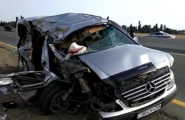 8 nəfərin öldüyü qəza barədə dəhşətli fakt: ailə üzvləri yolda maşından düşüb (VİDEO)