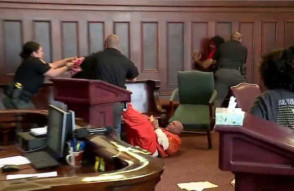 Məhkəmə zalında şok:Dustaqlar əlbəyaxa oldu,polis silah çıxardı