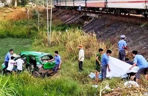 Şok görüntü:Qatar maşının üstündən keçdi,qadının tikələri havaya səpildi