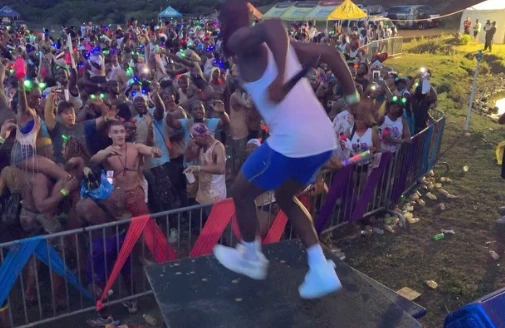 Konsertdə biabırçılıq: Şou göstərmək istəyən müğənni tamaşaçıların başına düşdü