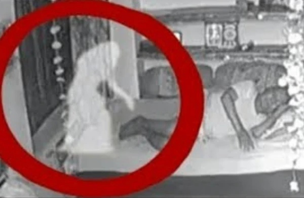 Yaşlı qadının otağına gizli kamera qoydular, ruhlar qadının başına görün nə oyun açdı