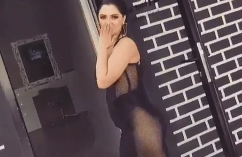 Azərbaycanlı müğənnidən biabırçı geyim:Arxası çöldə qaldı