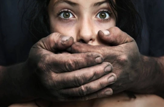 BAKIDA QORXUNC HADİSƏ: Azyaşlı qıza bıçaqla hücum etdi