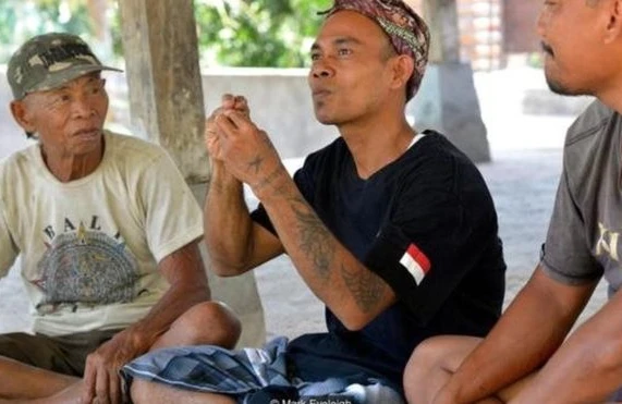 Əksəriyyətin işarə dili ilə danışdığı qəsəbə