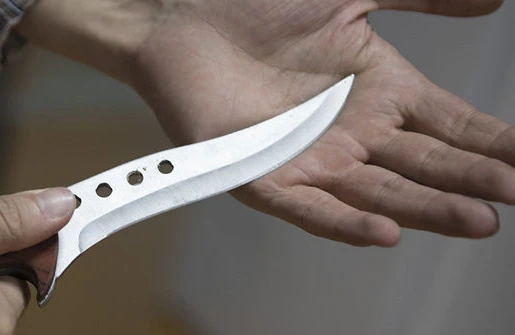 Bakıda DƏHŞƏT: Öz boğazını kəsdi, xırıltısına arvadı gəldi