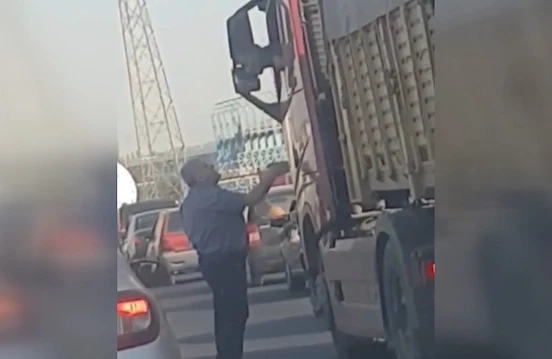 Dəhşətli anlar: TIR şoferi maşını adamın üstünə sürdü