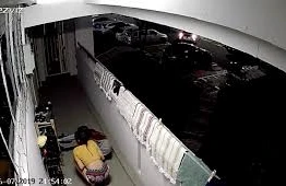 Ayaqqabı oğurlayan qızlar kameraya düşdü