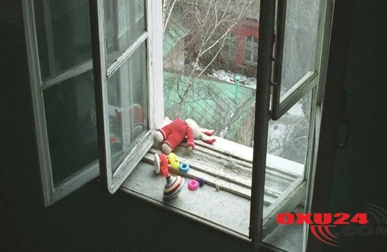 Anası bir yaşlı körpəni üçüncü mərtəbədən yerə saldı