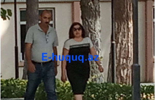 Elinaya görə işdən çıxarılan direktor - Məhkəmədə görüntüləndi (FOTO)