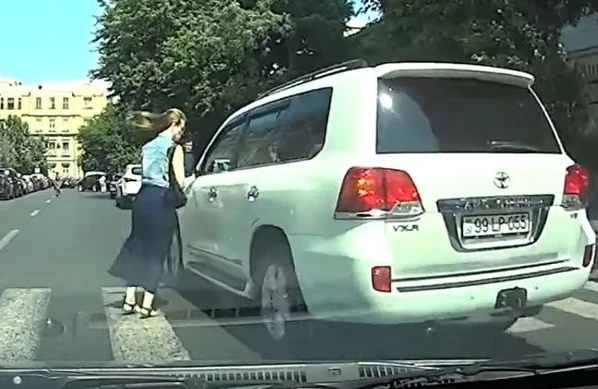 Sürücü piyada keçidində qadını vurdu, polis hərəkətə keçdi - VİDEO