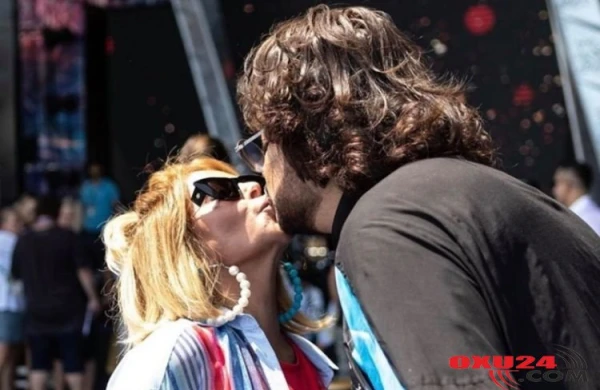 Filipp ilə Aygün səhnədə ÖPÜŞDÜ -