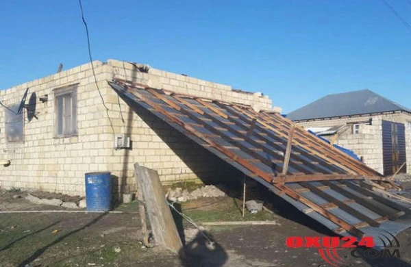 Daha bir külək qurbanı: Binədə darvaza kişinin başına aşdı