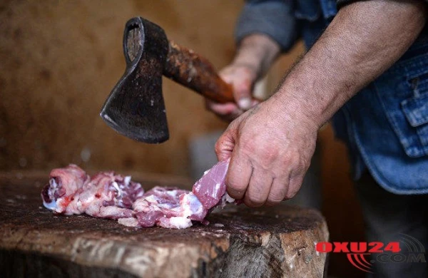 Qəssablar arasında qiymət üstündə BIÇAQLANMA - İki nəfərin vəziyyəti ağırdır - FOTO