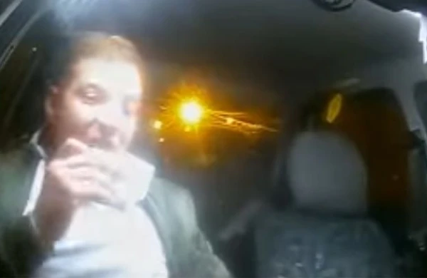 ŞOK görüntü: Polisin saxladığı sürücü vəsiqəni yedi