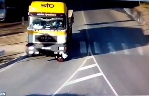 Dəhşətli görüntü: İki yük maşınının arasında qaldı,başı partladı