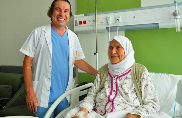 86 yaşlı qadının qarnından 12 kq şiş çıxarıldı - Kökəldiyini zənn edirdi