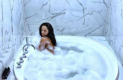 Bakıya gələn məşhur müğənninin hamamda erotik fotosu YAYILDI