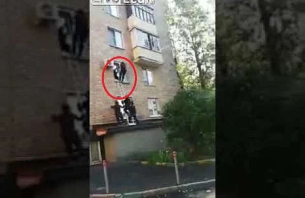 Xüsusi təyinatlılar evə girmək istəyərkən başlarına oyun gəldi