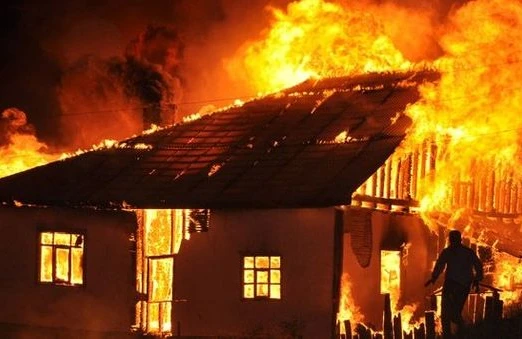 Boşandığı arvadının evini yandırdı, 2 yaşlı uşağı öldü - Şəmkirdə dəhşət